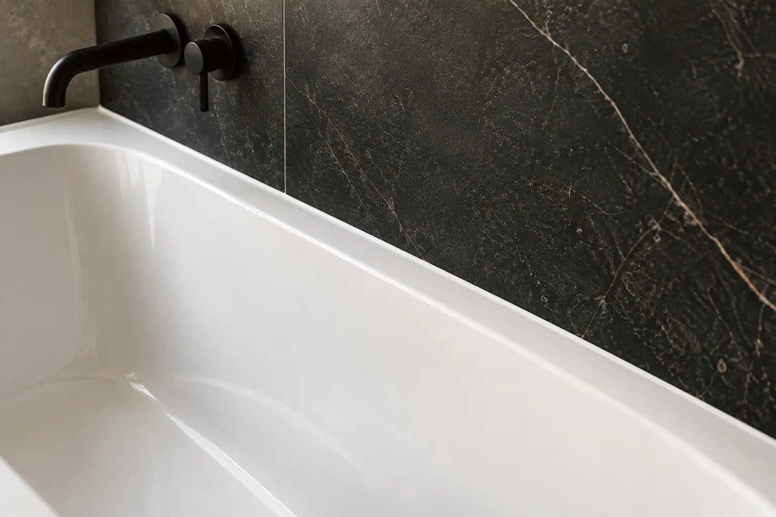Badewanne – neue Silikonfuge