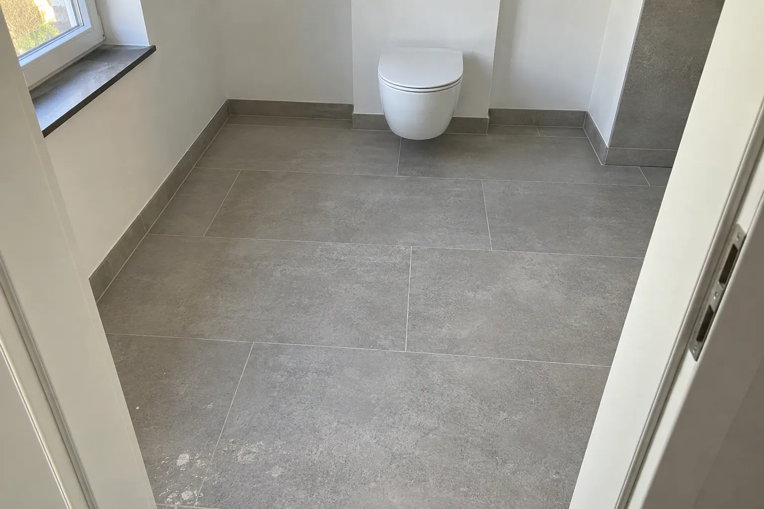 Badezimmerboden – Großformat verlegt