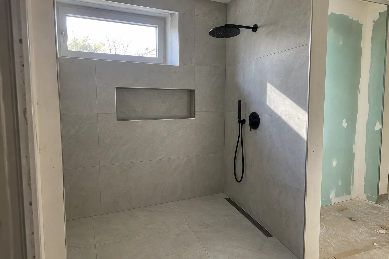 Walk-in-Dusche mit Nische – komplett gefliest