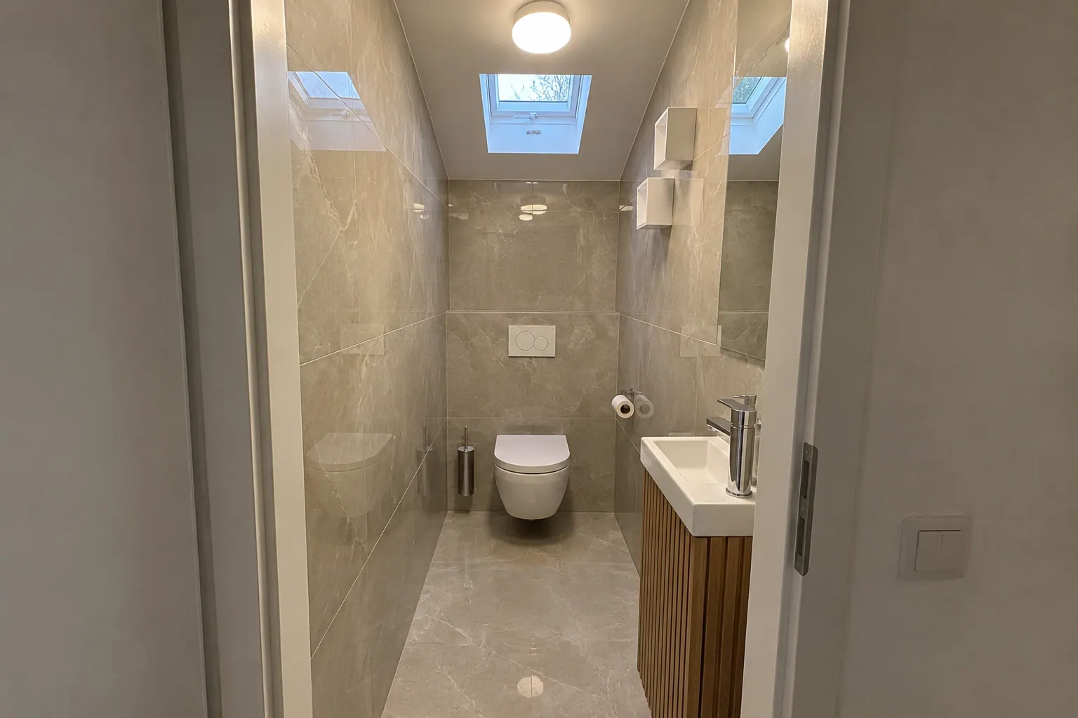 Gäste-WC mit Dachfenster – neu gefliest